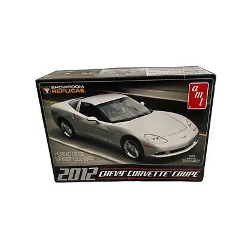 AMT 756 1/25 2012 Corvette Coupe Showroom Replica