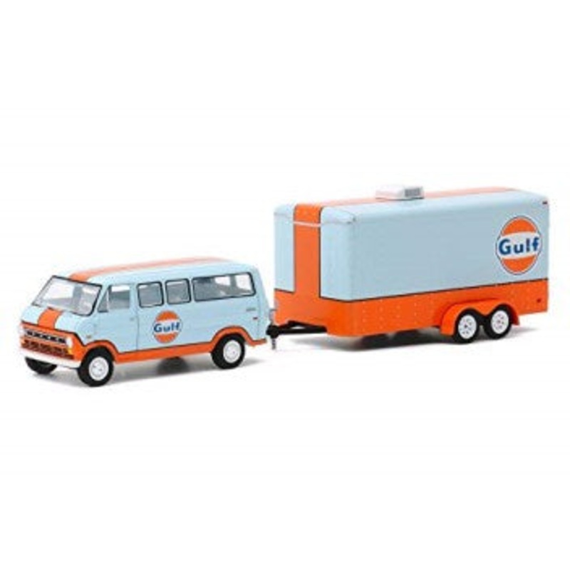 Greenlight - 1/64 Hitch & Tow Series 20 Ford Club Wagon 1972 Gulf Oil