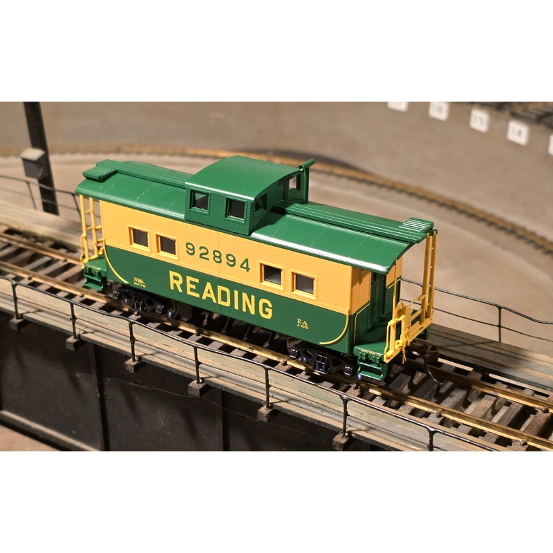 Athearn 76807 HO Scale 4 Window Caboose Reading RDG 92894 - NOS