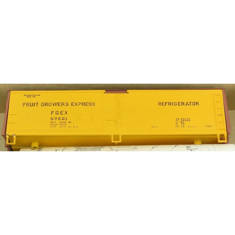 Athearn 5218 HO Scale 40' Wood Reefer (Blue Box Kit) Fruit Growers Express FGEX 57630 - NOS