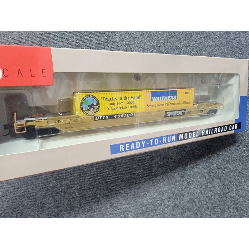 Walthers HO Scale Tracks in the Sand 48" Well Car with Containers DTTX 456129