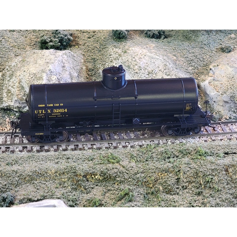 Rapido Trains 159007A HO Scale X-3 Tank Car "1950s" UTLX # Varies