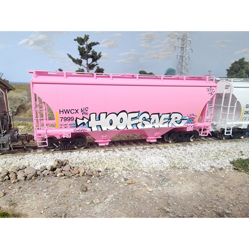American Limited Models 2034 HO Scale Trinity 3281 2-Bay Covered Hopper Halliburton HWCX 7999