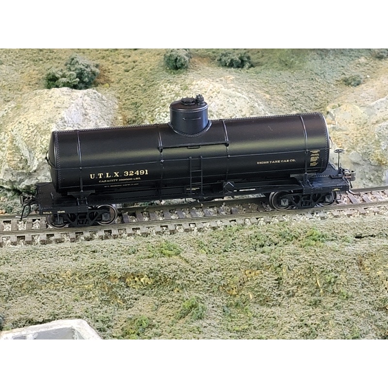 Rapido Trains 159001A HO Scale X-3 Tank Car "1920s"  UTLX # Varies