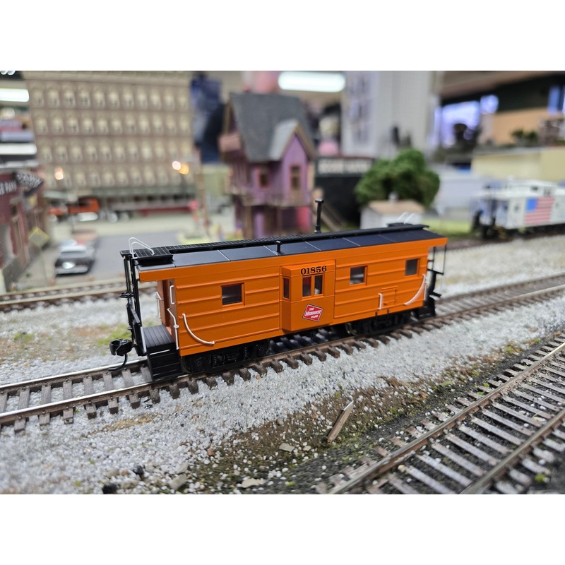Walthers Platinum Line HO Scale Bay Rib Side Bay Window Caboose MILW 01856 - NOS